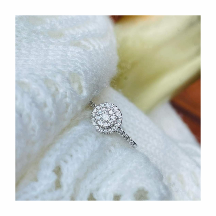 Anillo de compromiso | Elegancia y Brillo en Joyería Impegno