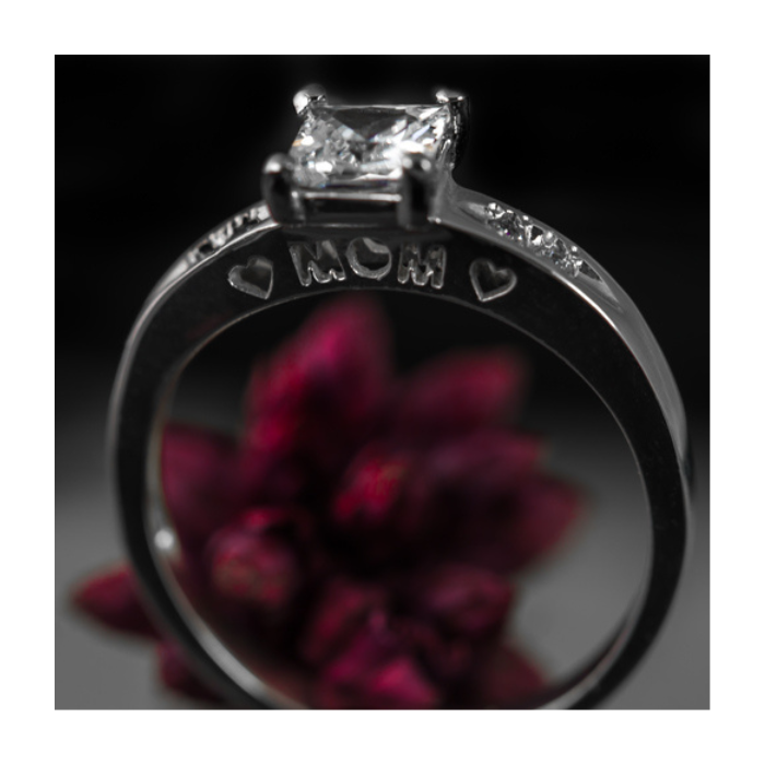 Anillo de compromiso | Elegancia y Brillo en Joyería Impegno