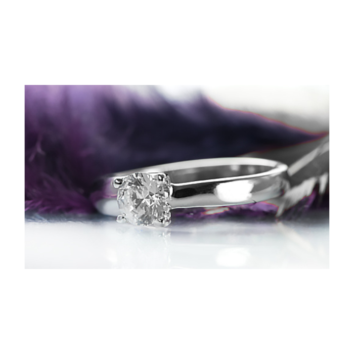 Anillo de compromiso | Elegancia y Brillo en Joyería Impegno