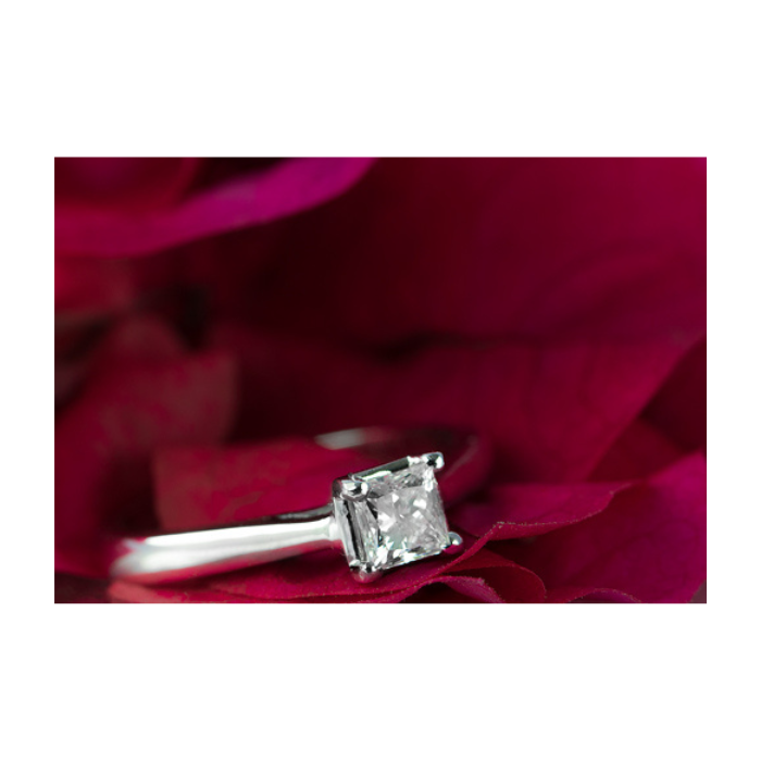 Anillo de compromiso | Elegancia y Brillo en Joyería Impegno