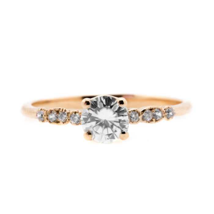 Anillo de compromiso | Elegancia y Brillo en Joyería Impegno