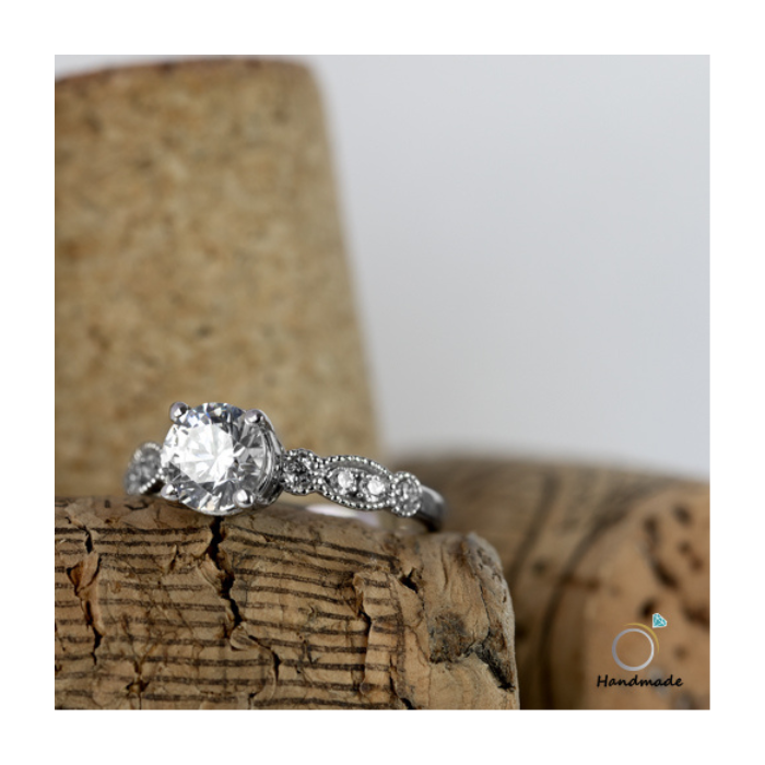 Anillo de compromiso | Elegancia y Brillo en Joyería Impegno