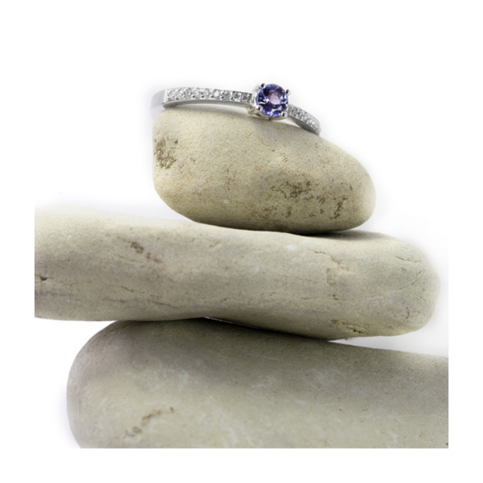 Anillo de compromiso | Elegancia y Brillo en Joyería Impegno