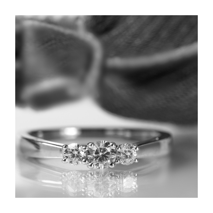 Anillo de compromiso | Elegancia y Brillo en Joyería Impegno