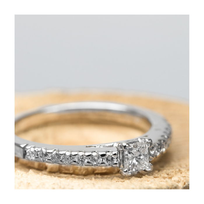 Anillo de compromiso | Elegancia y Brillo en Joyería Impegno