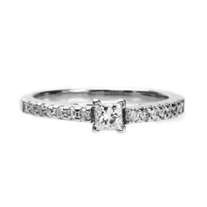 Anillo de compromiso | Elegancia y Brillo en Joyería Impegno