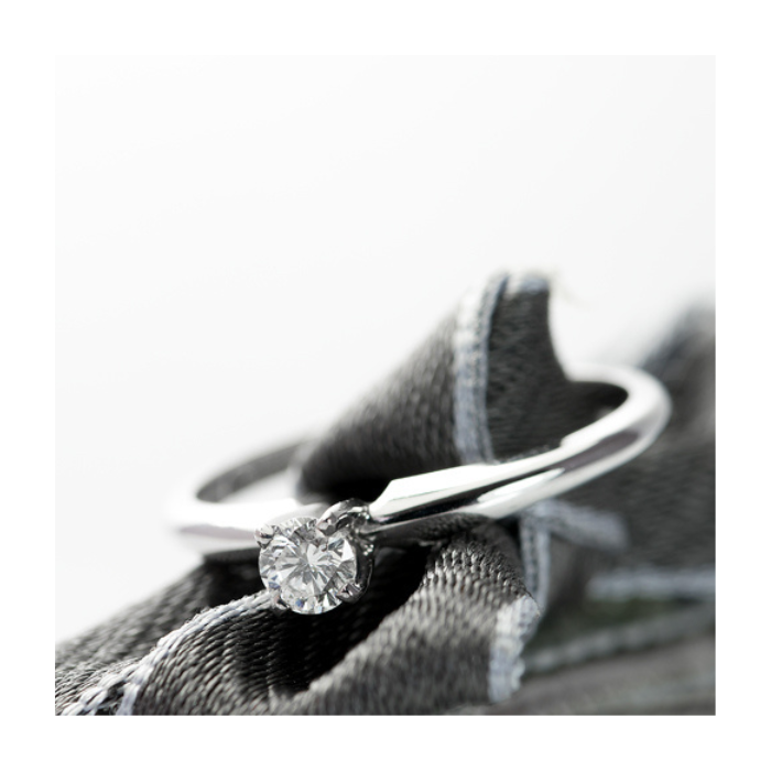 Anillo de compromiso | Elegancia y Brillo en Joyería Impegno