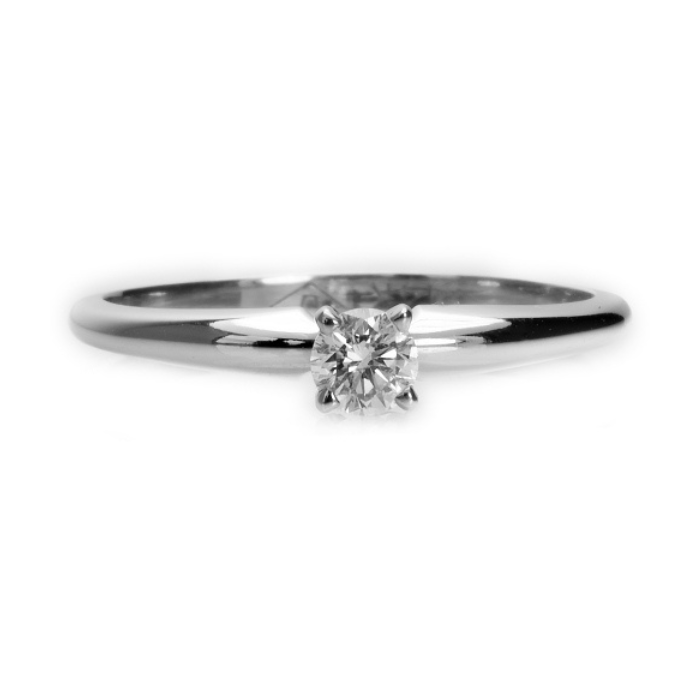 Anillo de compromiso | Elegancia y Brillo en Joyería Impegno