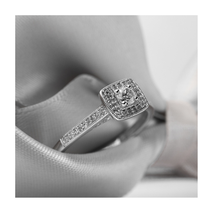 Anillo de compromiso | Elegancia y Brillo en Joyería Impegno