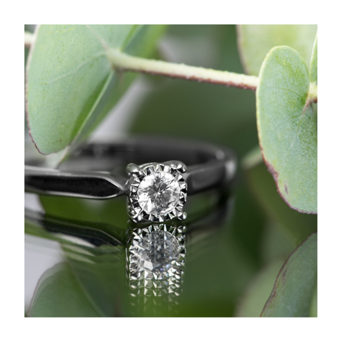 Anillo de compromiso | Elegancia y Brillo en Joyería Impegno